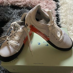 OFF WHITE SNEAKERS SIZE 5